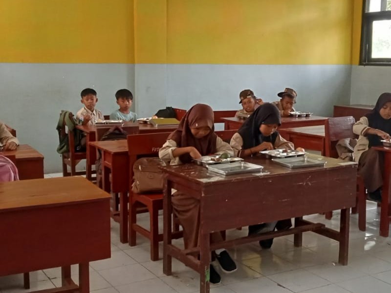 Peserta didik SDN 5 Sopet Antusias dan Menikmati Makanan Bergizi Gratis (MBG)